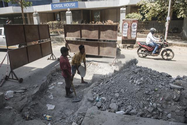 BMC departmental work on concrete Andheri Kurla Road near Chakala metro station in Mumbai, May 28, 2019. (Aalok Soni/HT Photo)