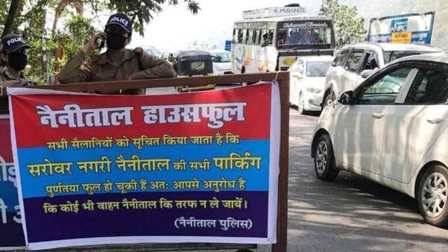 Uttarakhand police put up “Nainital Houseful” flexi-banners on approach roads to the hill station last year to discourage tourists from coming to the hill town. (HT Photo ) Uttarakhand police put up “Nainital Houseful” flexi-banners on approach roads to the hill station last year to discourage tourists from coming to the hill town. (HT Photo )
