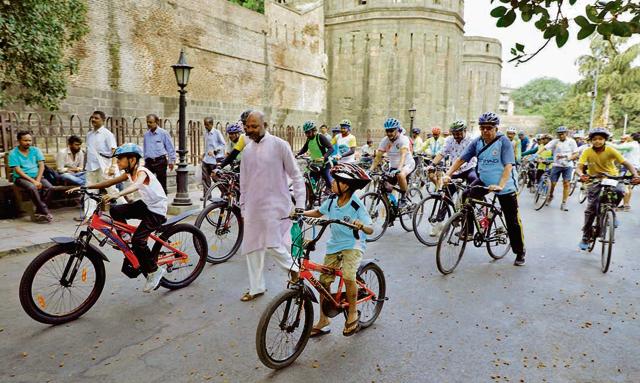 The environment day cycle rally from Shaniwarwada to FC road gets going, drawing cyclists of all ages. (Rahul Raut/HT PHOTO)