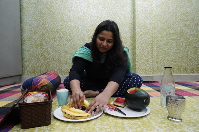 Kashish Badar is an independent documentary filmmaker who helps her mother and aunt in the kitchen duties at her home, during Ramzan. (Photo: Gokul VS/HT)