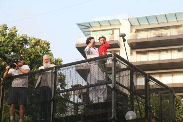 David Letterman is overwhelmed to look at the crowd of fans gathered to meet Shah Rukh Khan on Eid. (Varinder Chawla) David Letterman is overwhelmed to look at the crowd of fans gathered to meet Shah Rukh Khan on Eid. (Varinder Chawla)