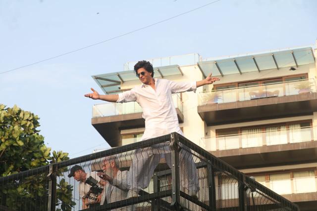 SRK in his signature pose. (Varinder Chawla) SRK in his signature pose. (Varinder Chawla)