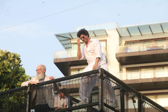 SRK greets fans as David Letterman is impressed with the crowd gathered. (Varinder Chawla) SRK greets fans as David Letterman is impressed with the crowd gathered. (Varinder Chawla)