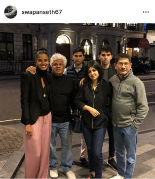 (From left) Laxmi Menon, Suhel Seth with brother Swapan Seth (extreme right) and his family.