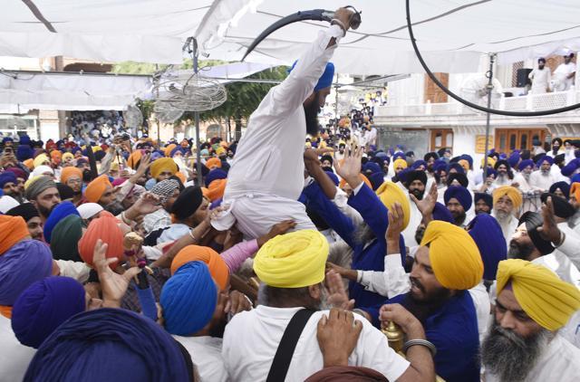 Some youth brandished swords during the clash at Akal Takht on June 6, 2019, the anniversary of Operation Blue Star. (Sameer Sehgal / HT Photo ) Some youth brandished swords during the clash at Akal Takht on June 6, 2019, the anniversary of Operation Blue Star. (Sameer Sehgal / HT Photo )