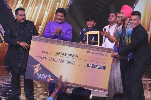 Shankar Mahadevan, Diljit Singh, Udit Narayan hand over the winning cheque to Aftab. (COLORS)