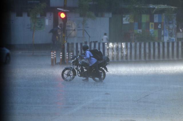 A strong spell of pre-monsoon showers, accompanied by strong winds and thunderand lightning, disrupted life in several parts of the city on Sunday evening. (Ravindra Joshi/HT PHOTO) A strong spell of pre-monsoon showers, accompanied by strong winds and thunderand lightning, disrupted life in several parts of the city on Sunday evening. (Ravindra Joshi/HT PHOTO)