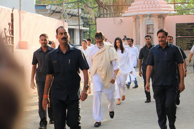 Amitabh Bachchan along with his daughter-in-law Aishwarya arrives at the funeral of his longtime secretary and film producer Sheetal Jain. (IANS) Amitabh Bachchan along with his daughter-in-law Aishwarya arrives at the funeral of his longtime secretary and film producer Sheetal Jain. (IANS)