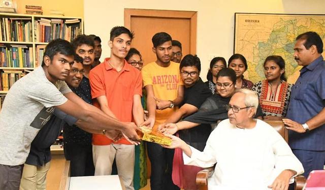 CM Navin Patnaik with the students (Facebook) CM Navin Patnaik with the students (Facebook)