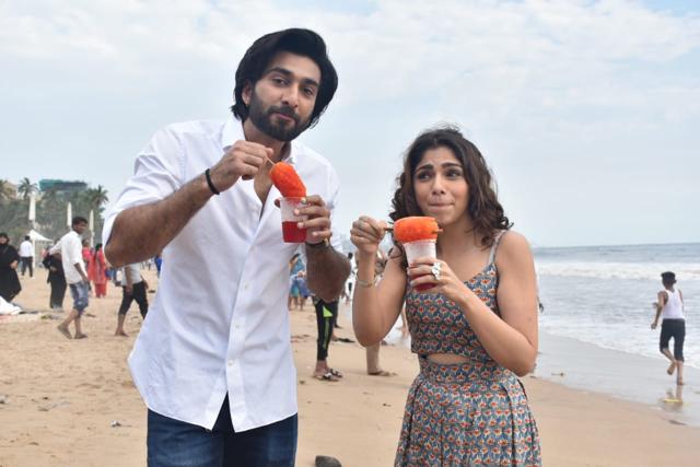 Sharmin Segal and Meezaan enjoy chuski at Juhu beach. (Varinder Chawla) Sharmin Segal and Meezaan enjoy chuski at Juhu beach. (Varinder Chawla)