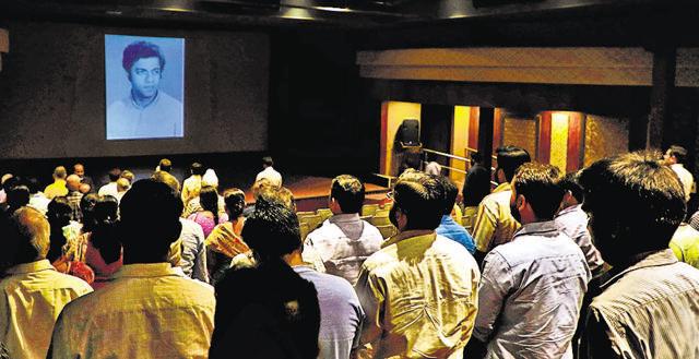 Students and staff members of FTII Pune pay tribute to Girish Karnad (Rahul Raut/HT PHOTO)