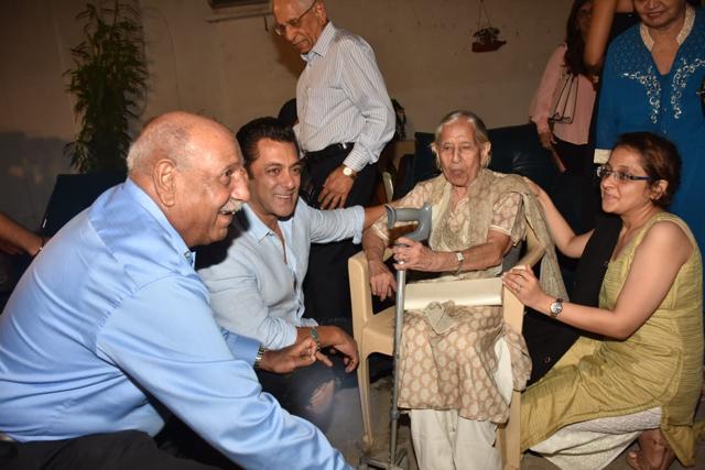 Salman Khan chats with families of witnesses of India-Pakistan partition. (Varinder Chawla) Salman Khan chats with families of witnesses of India-Pakistan partition. (Varinder Chawla)