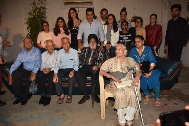 Salman Khan, Katrina Kaif spend some time with families of witnesses of India-Pakistan partition. (Varinder Chawla) Salman Khan, Katrina Kaif spend some time with families of witnesses of India-Pakistan partition. (Varinder Chawla)