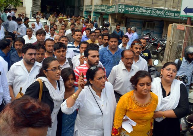 Lawyers and others stage protest the murder of Uttar Pradesh Bar Council president Darvesh Yadav, Wednesday. (ANI ) Lawyers and others stage protest the murder of Uttar Pradesh Bar Council president Darvesh Yadav, Wednesday. (ANI )
