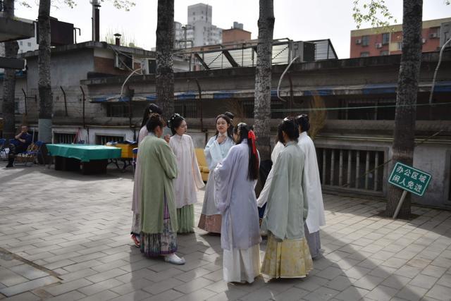 This photo taken on April 5, 2019 shows women wearing "hanfu" - traditional Chinese clothing - preparing for a performance at a gathering of hanfu devotees at a park in Beijing. - China has embraced Western fashion and futuristic technology as its economy boomed in recent decades, but a growing group of young people are going back in time, donning traditional "hanfu", or "Han clothing". (Photo by GREG BAKER / AFP) / TO GO WITH AFP STORY CHINA-CLOTHING-TRADITION-HANFU,FEATURE BY QIAN YE AND EVA XIAO (AFP) This photo taken on April 5, 2019 shows women wearing "hanfu" - traditional Chinese clothing - preparing for a performance at a gathering of hanfu devotees at a park in Beijing. - China has embraced Western fashion and futuristic technology as its economy boomed in recent decades, but a growing group of young people are going back in time, donning traditional "hanfu", or "Han clothing". (Photo by GREG BAKER / AFP) / TO GO WITH AFP STORY CHINA-CLOTHING-TRADITION-HANFU,FEATURE BY QIAN YE AND EVA XIAO (AFP)