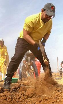 Actor Aamir Khan helps the villagers construct watershed projects during the 4th edition of the Satyamev Jayate Water Cup-2019 at Koregaon village in Satara on May 1, 2019. (PTI) Actor Aamir Khan helps the villagers construct watershed projects during the 4th edition of the Satyamev Jayate Water Cup-2019 at Koregaon village in Satara on May 1, 2019. (PTI)
