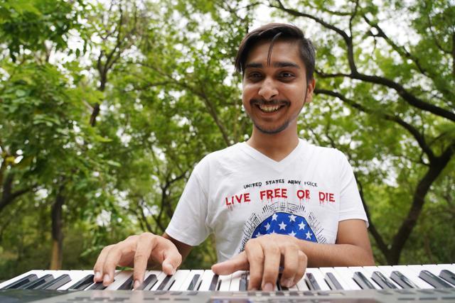 Keyboardist Sudhanshu Khurana didn’t let Eye Macular Degeneration stop his love for music. (Gokul VS/HT Photo)