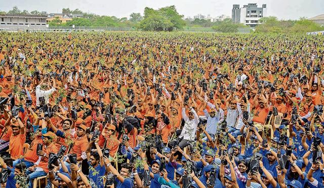 Students and staff of Savitribai Phule Pune University (SPPU) distributed 16,731 neem saplings to students from 370 colleges across Pune district, in what was a world record bid on Sunday. Saplings will be planted along the route of the wari. (Milind Saurkar/HT Photo)