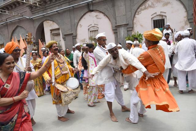 Devotees celebrate with music and traditional dance during the sant Tukaram palkhi in Dehu on Monday. (HT/PHOTO) Devotees celebrate with music and traditional dance during the sant Tukaram palkhi in Dehu on Monday. (HT/PHOTO)