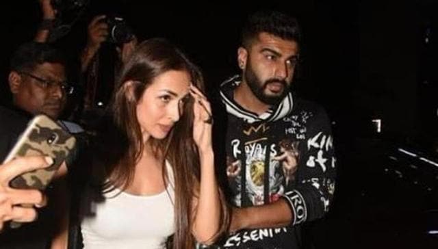 Arjun Kapoor turns a protective boyfriend for Malaika Arora post their dinner date. Arjun Kapoor turns a protective boyfriend for Malaika Arora post their dinner date.