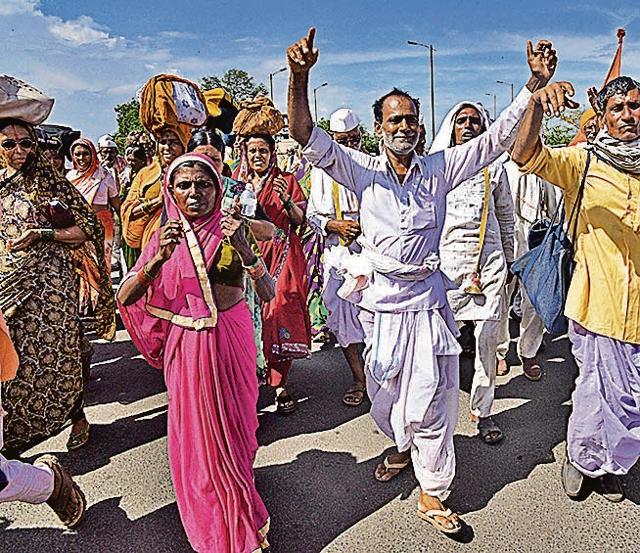 Warkaris (pilgrims) walk towards Pandharpur as they enter in Puneon Wednesday. (Pratham Gokhale/HT Photo)