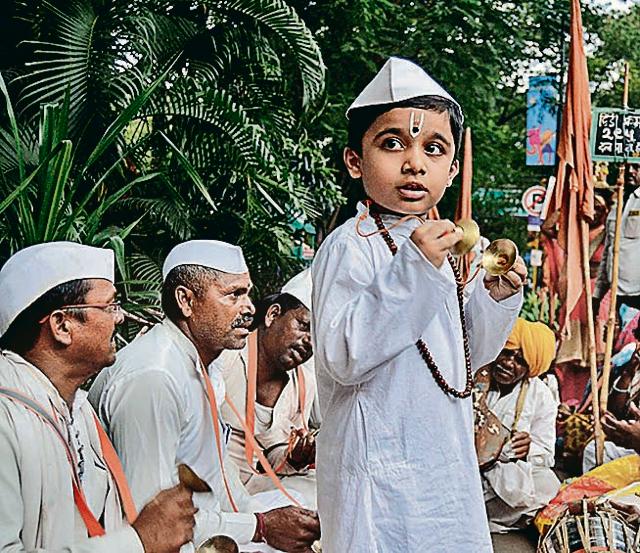 People welcomed the warkaris and participated in huge numbers to serve the deity. (Ravindra Joshi/HT PHOTO)