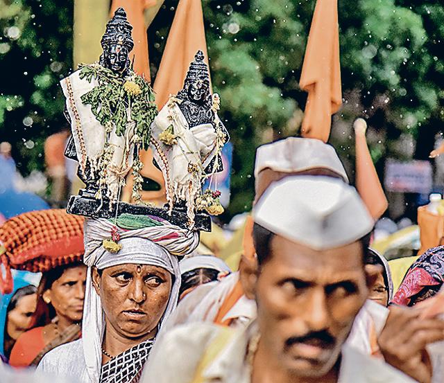 A festive fervour gripped Puneites as the Palkhis entered the city on Wednesday. (Sanket Wankhade/HT PHOTO)