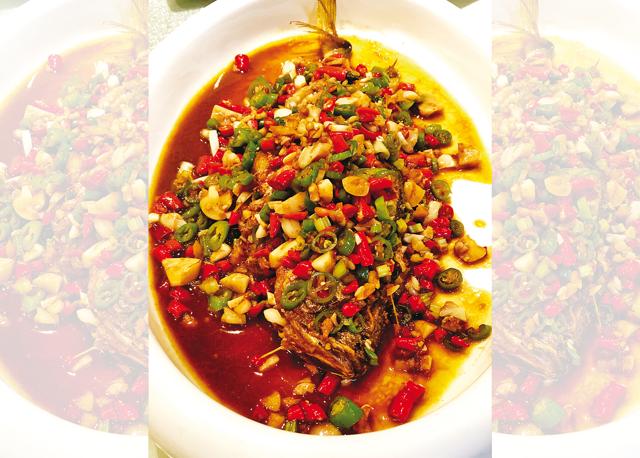 The dish that looked like minced pork in photos was actually minced pork garnish for a giant fish! The dish that looked like minced pork in photos was actually minced pork garnish for a giant fish!