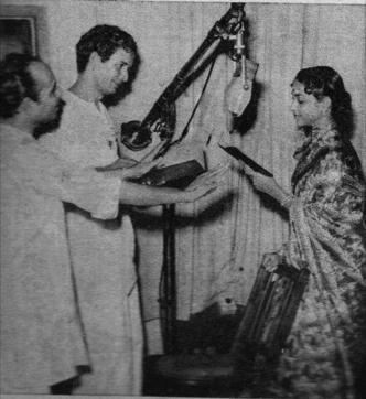 Kaifi Azmi (centre) with Salil Choudhary and Geeta Dutt (From Kaifi Azmi: Poems/Nazms)