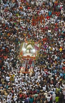 Waarkaris (Pilgrims) during the Sant Dyaneshwar palkhi procession in the city on Wednesday. Every year lakhs of pilgrims from across Maharashtra travel to Pandharpur at the temple of Lord Vithala from Alandi. (Pratham Gokhale/HT Photo)