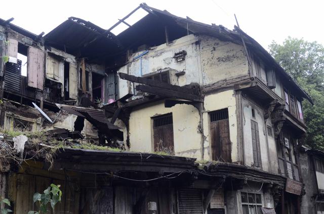 Despite a portion of the wada crumbled, residents continue to live here in Kasba peth. (Ravindra Joshi/HT PHOTO) Despite a portion of the wada crumbled, residents continue to live here in Kasba peth. (Ravindra Joshi/HT PHOTO)