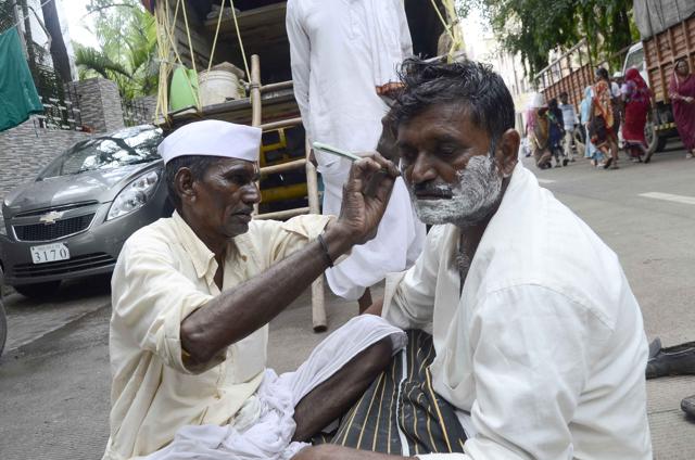 A barber has set up a free ‘shave and cut’ facility for warkaris in Rasta peth. (Ravindra Joshi/HT PHOTO) A barber has set up a free ‘shave and cut’ facility for warkaris in Rasta peth. (Ravindra Joshi/HT PHOTO)
