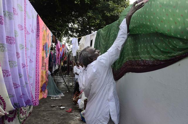 Warkaris drying their clothes in Nana peth. (Ravindra Joshi/HT PHOTO) Warkaris drying their clothes in Nana peth. (Ravindra Joshi/HT PHOTO)