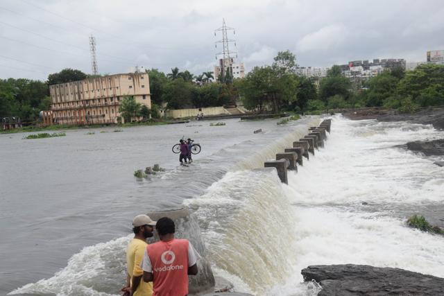 The water level has increased in Pavana river near Ravet-Punavle Bandhara due to the incessant rains since the past two days. (HT/PHOTO)