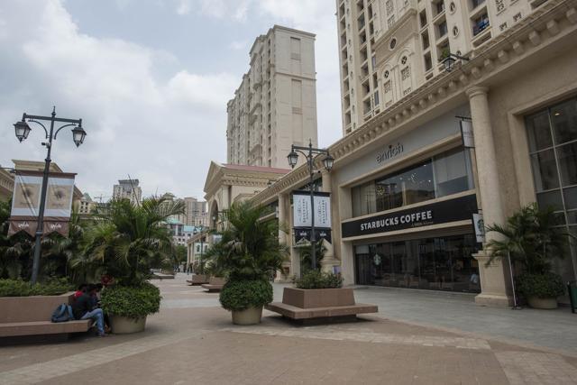 The high street at The Walk Promenade, Hiranandani Estate in Thane, has an array of shops, cafeterias and restaurants. ( (Aalok Soni/HT))