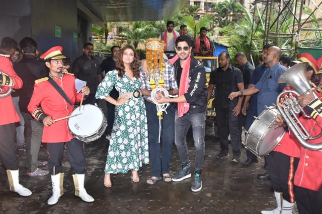 Sidharth Malhotra and Parineeti Chopra arrive at Jabariya Jodi trailer launch. (Varinder Chawla)