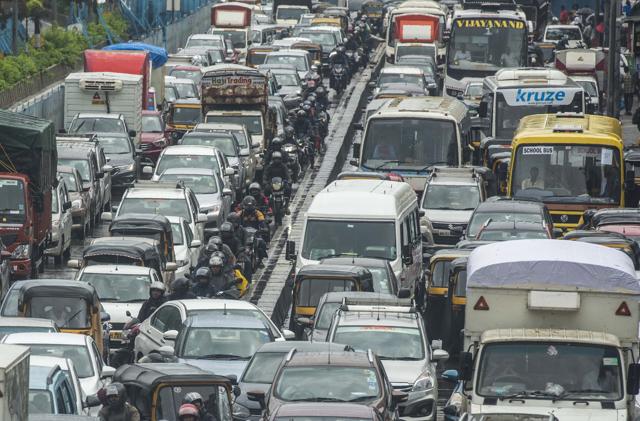 Traffic jam on Jogeshwari-Vikhroli Link Road due to heavy rain in Mumbai, India, on Monday, July 1, 2019. (Pratik Chorge/HT Photo) Traffic jam on Jogeshwari-Vikhroli Link Road due to heavy rain in Mumbai, India, on Monday, July 1, 2019. (Pratik Chorge/HT Photo)
