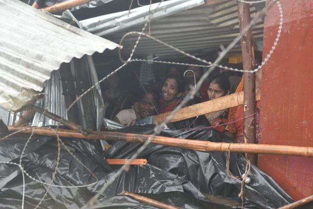 Wall collapses at Kural,Vill-Pimpari pada-Malad(East) (Satyabrata/Tripathy) Wall collapses at Kural,Vill-Pimpari pada-Malad(East) (Satyabrata/Tripathy)