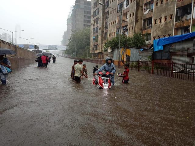 Heavy rains have led to severe flooding across many parts of the suburbs, delayed or cancelled flights as well as cancellation of the suburban train services. (KunalPatil/HTPhoto) Heavy rains have led to severe flooding across many parts of the suburbs, delayed or cancelled flights as well as cancellation of the suburban train services. (KunalPatil/HTPhoto)