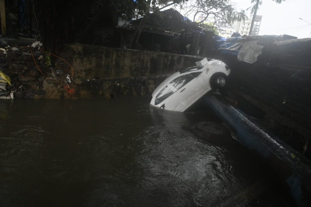 A car got washed away into a drain at Andheri Subway in Mumbai on Tuesday. (Shashi S Kashyap/HT Photo) A car got washed away into a drain at Andheri Subway in Mumbai on Tuesday. (Shashi S Kashyap/HT Photo)