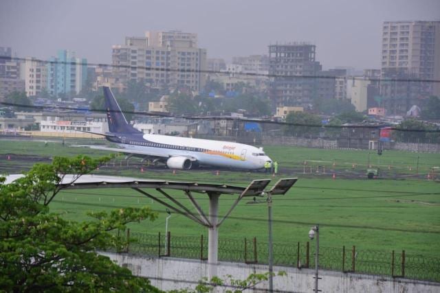 Officials said the SpiceJet plane from Jaipur is stuck on the unpaved part towards the end of the main runway number 27 of the Mumbai airport (HT Photo) Officials said the SpiceJet plane from Jaipur is stuck on the unpaved part towards the end of the main runway number 27 of the Mumbai airport (HT Photo)