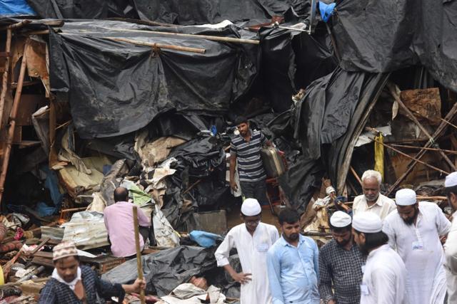 Suvivors look through the rubble at the site of wall collapse in Kurar village, Malad, July 3, 2019. (Satyabrata Tripathy/ HT Photo) Suvivors look through the rubble at the site of wall collapse in Kurar village, Malad, July 3, 2019. (Satyabrata Tripathy/ HT Photo)