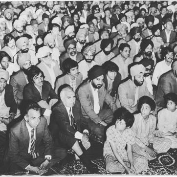 Hindus and Sikhs at a mandir in Kabul in the 1970s. (Courtesy Inderjeet Singh) Hindus and Sikhs at a mandir in Kabul in the 1970s. (Courtesy Inderjeet Singh)