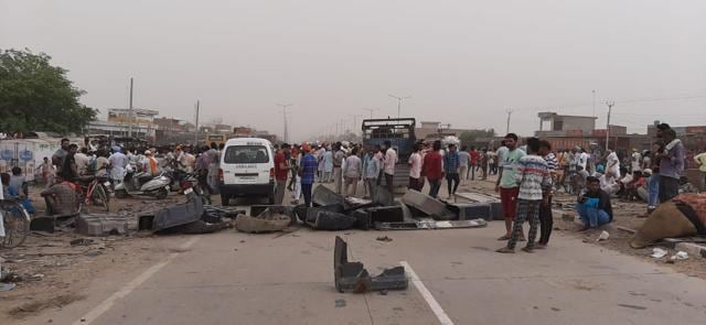 Family and friends of the victim blocked the Sangrur-Delhi road, demanding justice for him. (HT Photo ) Family and friends of the victim blocked the Sangrur-Delhi road, demanding justice for him. (HT Photo )