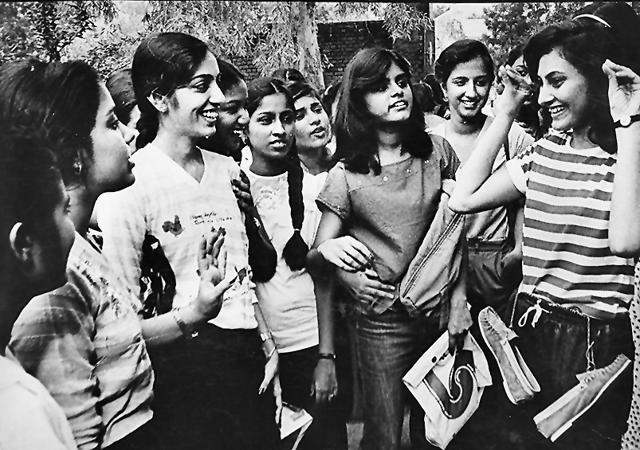 Miranda House seniors ‘ragging’ a junior in 1983 when the Delhi University reopened for its new session. (HT Archive ) Miranda House seniors ‘ragging’ a junior in 1983 when the Delhi University reopened for its new session. (HT Archive )