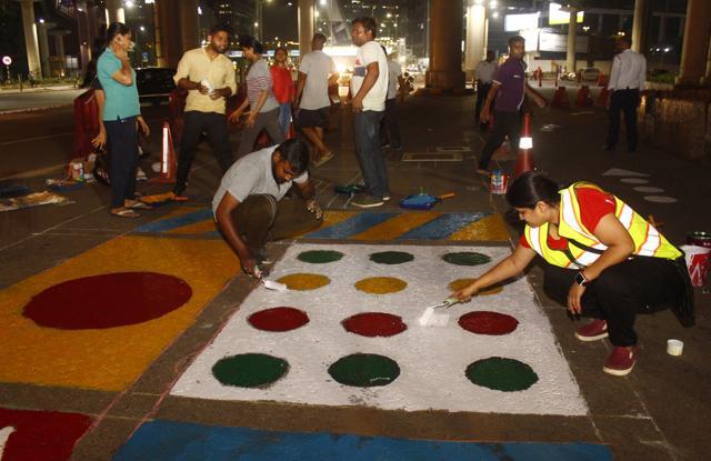 Members of Raahgiri Foundation seen painting at Shankar Chowk, near Cyber City, in Gurugram. (Yogendra Kumar/HT PHOTO) Members of Raahgiri Foundation seen painting at Shankar Chowk, near Cyber City, in Gurugram. (Yogendra Kumar/HT PHOTO)