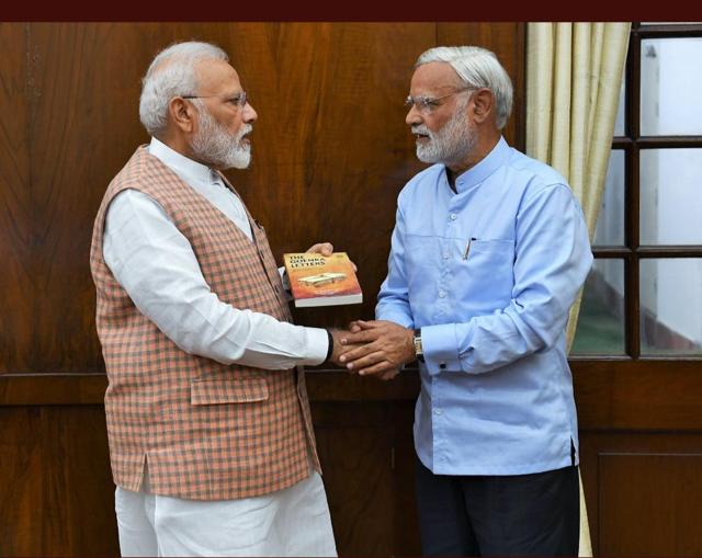 Prime Minister Narendra Modi and Prabhu Chawla.