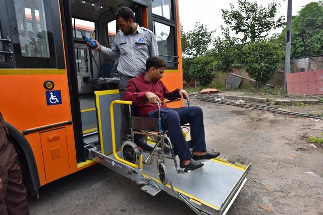 The new buses have doors equipped with hydraulic lifts to facilitate the differently-abled and senior citizens. (Sanchit Khanna/HT Photo ) The new buses have doors equipped with hydraulic lifts to facilitate the differently-abled and senior citizens. (Sanchit Khanna/HT Photo )
