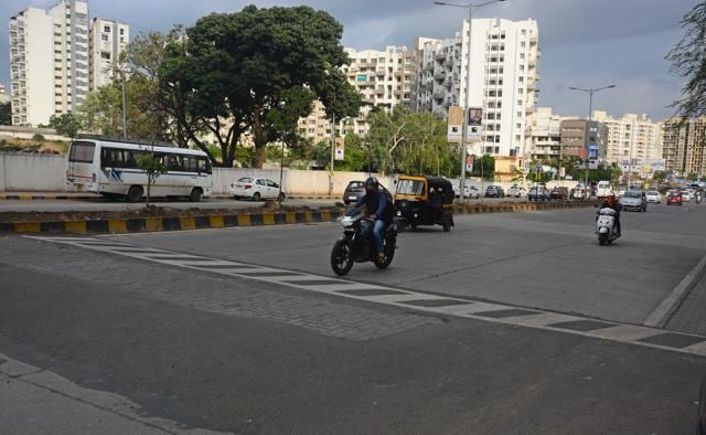 (In pic) A broad and elevated form in Downtown, Aple Ghar. The difference shows that speed breakers have not been designed or constructed as per the Indian Roads Congress (IRC) guidelines. (Shankar Narayan/HT PHOTO) (In pic) A broad and elevated form in Downtown, Aple Ghar. The difference shows that speed breakers have not been designed or constructed as per the Indian Roads Congress (IRC) guidelines. (Shankar Narayan/HT PHOTO)