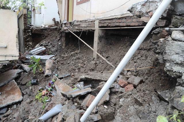 A Wall collapsed in Swatantryaveer Savarkar chowk, Dhankawadi on Friday. (Ravindra Joshi/HT PHOTO)